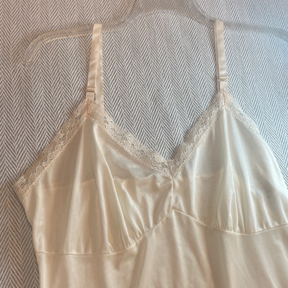 VINTAGE Ivory Lace Trim Full  Slip Size 38 Neutral Color Adjustable straps - Picture 7 of 11